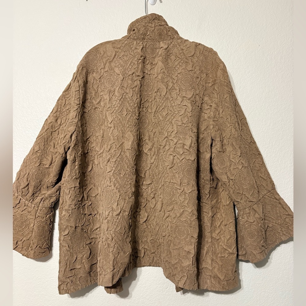 Chico's Travelers Mocha Brown Textured  Wrinkle-Resistant Ruffle Wire Collar. 3 - Picture 3 of 12